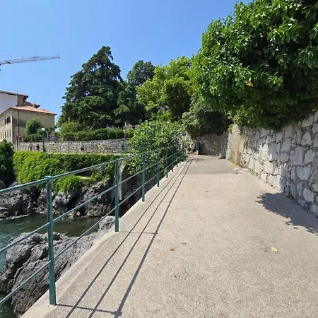 דירה Adelle - By Guide