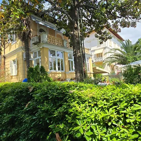 Adelle - By Guide Apartment *