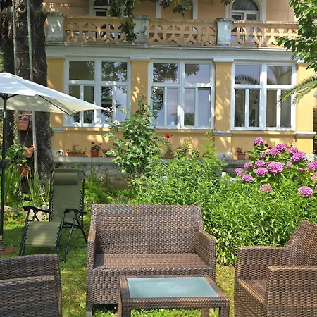 Apartment Adelle - By Guide *