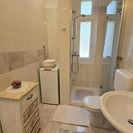 Adelle - By Guide Appartement *