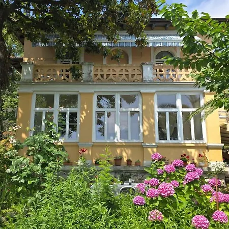 Adelle - By Guide Apartment